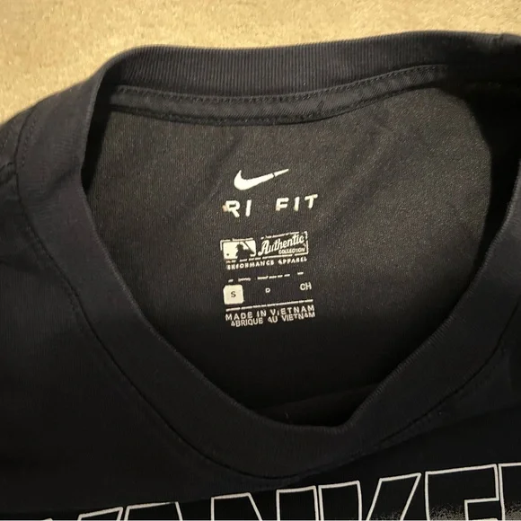 Nike Yankees Tshirts for Women - Picture 3 of 7